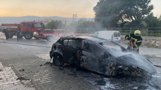 Antakya’da park halindeki otomobil yandı