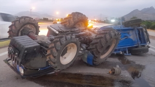 Adana’da otomobille traktörün çarpışması sonucu 3 kişi yaralandı