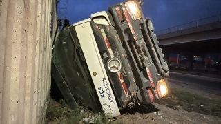 Hatay’da freni patlayan beton pompası devrildi