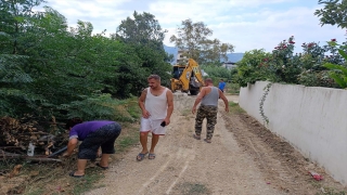 Samandağ’da mahallenin çevre düzenlemesini ve temizliğini vatandaşlar yaptı