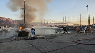 Antalya’da yangın çıkan gezi teknesi kullanılamaz hale geldi