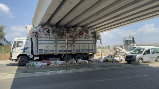 Adana’da odun yüklü kamyon köprü altında sıkıştı