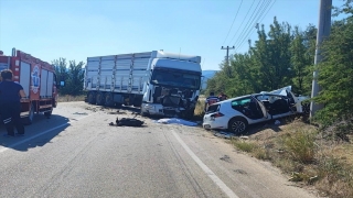 Antalya’da tır ile otomobilin çarpışması sonucu 1 kişi öldü, 3 kişi yaralandı