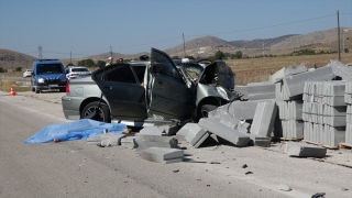 Burdur’da bordür taşına çarpan otomobildeki karı koca öldü, çocukları yaralandı