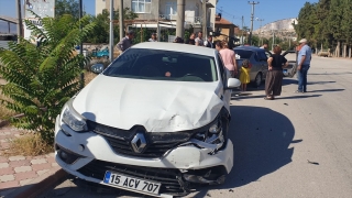 Burdur’da iki otomobilin çarpıştığı kazada 4 kişi yaralandı