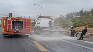 Hatay’da seyir halindeki tırda çıkan yangın söndürüldü