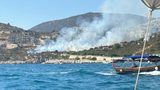 Kaş’ta makilik alanda çıkan yangın kontrol altına alındı