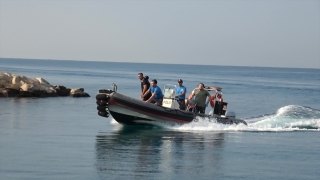 Antalya’da falezlerden düşen kadını deniz polisi kurtardı