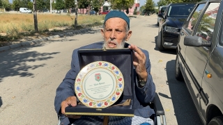 Isparta’da şehit torunu, otomobilini şehit ve gaziler derneğine bağışladı