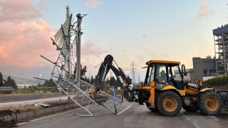 Hatay’da damperi açık unutulan tır, trafik levhalarını devirdi