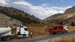 Kahramanmaraş’ta yolda makas atan tır nedeniyle kara yolu 2,5 saat ulaşıma kapandı