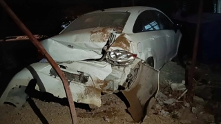 Hatay’da park halindeki araçlara çarpan otomobilin sürücüsü yaralandı