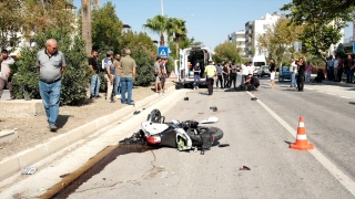 Mersin’de refüje çarpan motosikletteki 1 kişi hayatını kaybetti, 1 kişi yaralandı