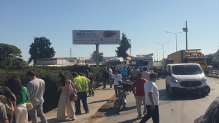 Adana’da sulama kanalına devrilen kamyonun sürücüsü yaralandı