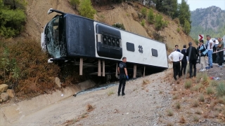 Burdur’da yolcu otobüsünün tıra çarpıp şarampole devrildiği kazada 8 kişi yaralandı