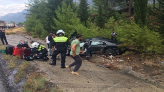 Burdur’da kamyonla çarpışan otomobildeki 3 kişi yaralandı