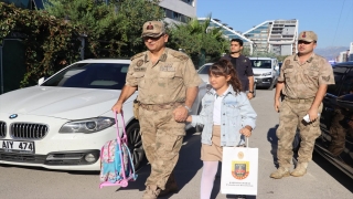 Kahramanmaraş’ta Vali ve Belediye Başkanı, şehit çocuklarını evlerinden alıp okullarına götürdü