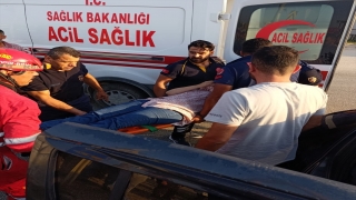 Hatay’da otomobille minibüsün çarpışması sonucu 2 kişi yaralandı