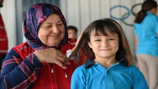 Kızılay gönüllüleri Osmaniye’de köy okulunda ücretsiz saç kesimi yaptı