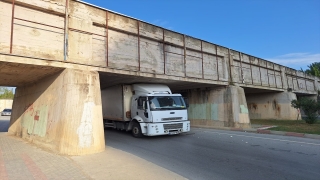 Mersin’de bir kamyon köprü altında sıkıştı