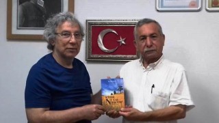 Doktor sadece Reçete yazmaz, Kitap ta yazar