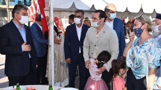 Halkla bayramlaşma Cumhuriyet Meydanı’nda yapıldı