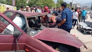 Osmaniye’de trafik kazasında otomobilde sıkışan 2 kişi yaralandı