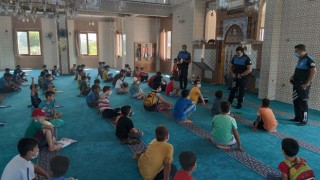 Polisler Kur’an kursuna giden öğrencileri bilgilendird