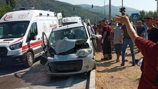 Üç aracın çarpışması sonucu 8 kişi yaralandı