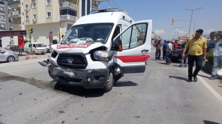 Askeri ambulans ile otomobil çarpıştı: 2 yaralı