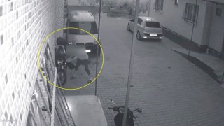 Motosikletten benzin çalan hırsız, kısa sürede yakalandı