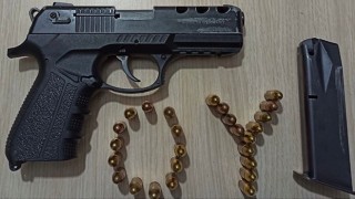 Polis uygulamasında, çalıntı araç ve tabanca ele geçirildi