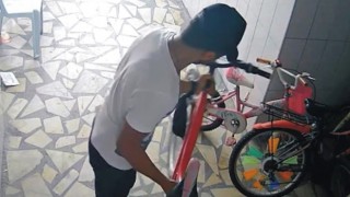 Rahat davranan bisiklet hırsızı, kameraya takıldı