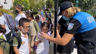 Okul servisi şoförleri ve öğrencilere broşürlü uyarı