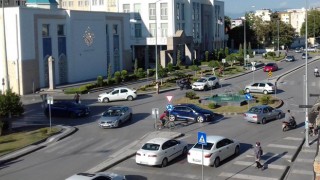 Trafikte taşıtlar ve insan görüntüleri