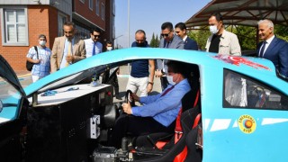 Vali Yılmaz OKÜ’nün Elektrikli aracını inceledi