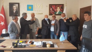 Osmaniye'de İYİ Parti’ye katılanlara rozetleri takıldı