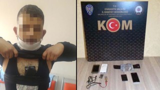 Ehliyet sınavına giren 2 kişi, ses ve görüntülü kopya düzeneği ile yakalandı