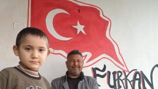 Muhtar başlattı usta hattat kolları sıvadı, ‘Her eve Türk bayrağı’