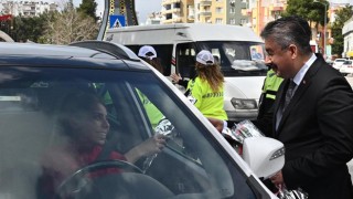 Osmaniye Valisi Yılmaz çalışan kadınların gününü çiçekle kutladı