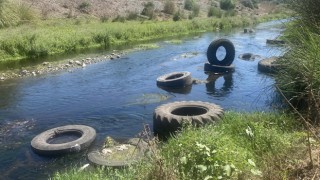 Karaçay dere yatağına dökülen atık lastikler, tepkilere neden oldu