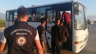 Polisin durdurduğu otomobilde 6 düzensiz göçmen yakalandı