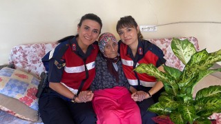 Jandarma, Dünya Yaşlılar Gününde, 105 yaşındaki kadını unutmadı