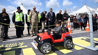 Depremzede çocuklar, Jandarma Trafik tırında eğlendi