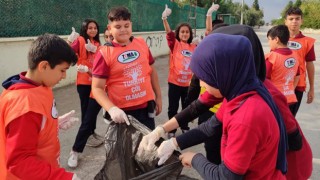 TEMA Gönüllüsü Öğrencilerden Çevre Temizliği