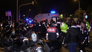 Adana’da elektrikli motosiklet ile polis motosikletin çarpıştığı kazada 1’i polis 2 kişi yaralandı