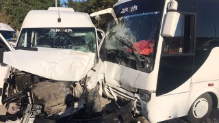 Antalya’da midibüsle servis aracı çarpıştı, 9 kişi yaralandı