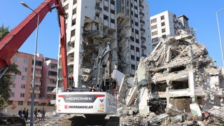 Hatay’da yıkım çalışmaları sırasında 2 bina tedbiren boşaltıldı