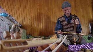 Yörük ezgileri eşliğinde, 7 yıldır tekerlekli sandalyeye bağımlı eşine bakıyor