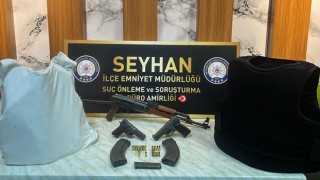 Adana’da bir evde ruhsatsız 3 silah ve 2 çelik yelek ele geçirildi